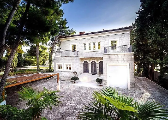 Villa Fancy Modern With Deluxe Interior Split