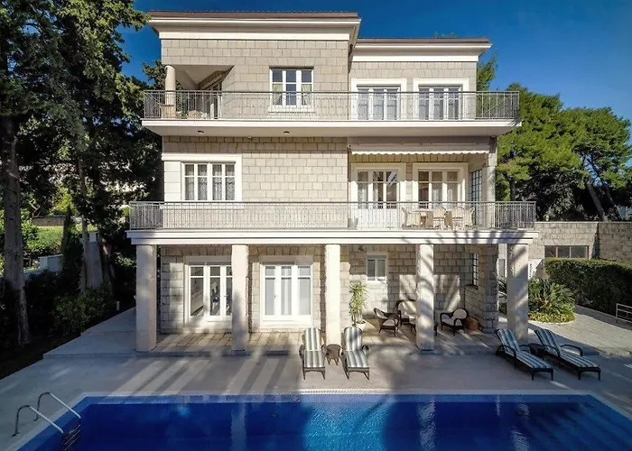 Fancy Modern With Deluxe Interior 别墅