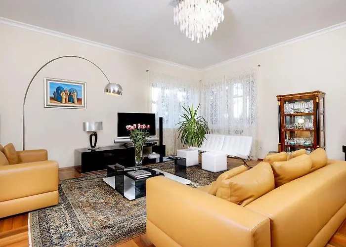 Fancy Modern With Deluxe Interior 别墅